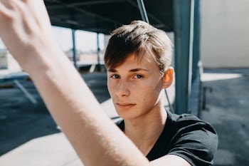 selective focus of man wearing gray shirt