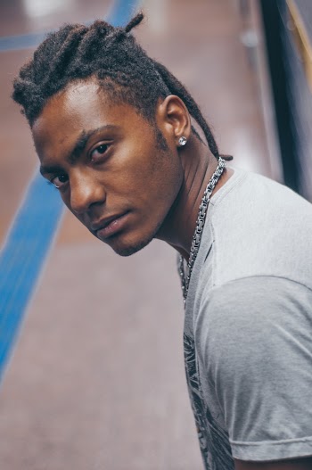 Selective Focus Photo of Man in Gray T-shirt Posing