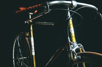 Selective Focus Photography of Beige and Gray Fixed Gear Bicycle