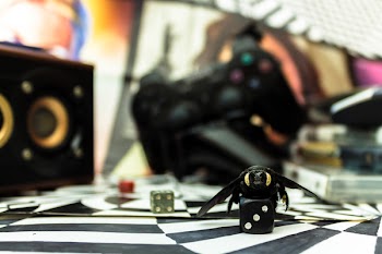 Selective Focus Photography of Black Die