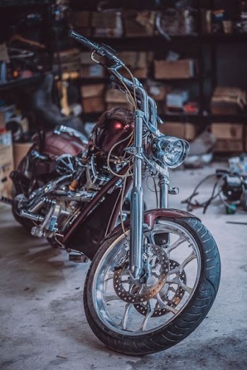 selective focus photography of brown and gray cruiser motorcycle