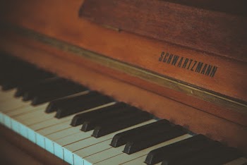 Selective Focus Photography of Brown Schwartzmann Piano