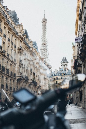 Selective Focus Photography of Eiffel Tower