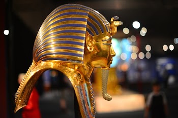 Selective Focus Photography of King Tutankhamun Headdress
