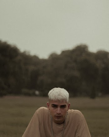 Selective Focus Photography of Man Wearing T-shirt