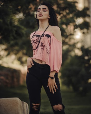 Selective Focus Photography Of Standing Woman Wearing Pink Off-shoulder Shirt And Black Denim Jeans