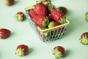 Selective Focus Photography of Strawberry Fruits