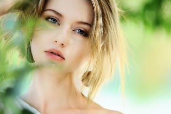selective focus photography of woman