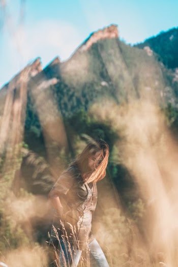 selective focus photography of woman wearing blue jeans