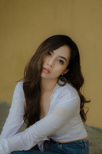 Selective Focus Photography of Woman Wearing White Long-sleeved Shirt