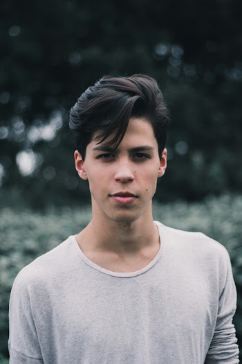 Selective Focus Portrait Photo of Man in Gray T-shirt