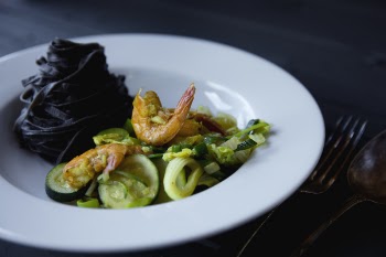 Sepia spaghetti with shrimps and green vegetables 