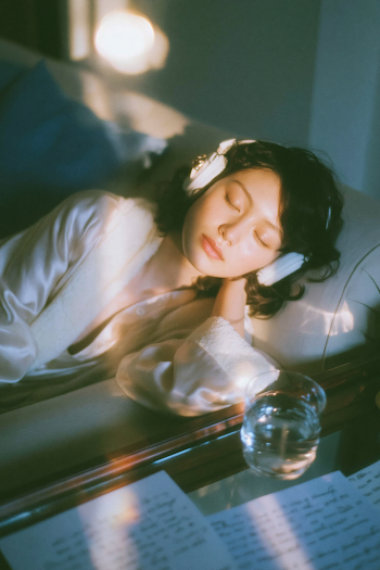 Serene Moments: A Cozy Fashion Editorial