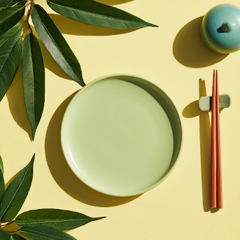 Serene Summer Table Setting with Green Plate and Chopsticks
