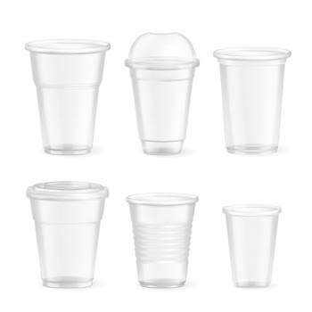 Set of realistic plastic disposable food glasses of various size on white  isolated Free Vector