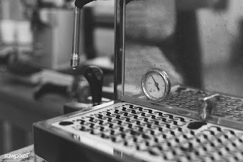 Setting a timer for a pour over | Free stock photo - 448728