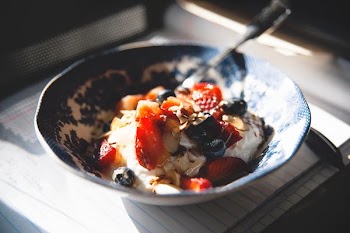 shallow focus photo of blue and white ceramic bowl