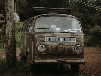 Shallow Focus Photo of Gray Volkswagen Kombi