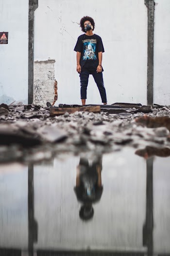 Shallow Focus Photo of Man in Black Crew-neck T-shirt Wearing Face Mask