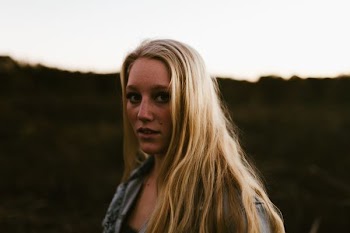 shallow focus photo of woman