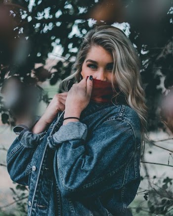 shallow focus photo of woman