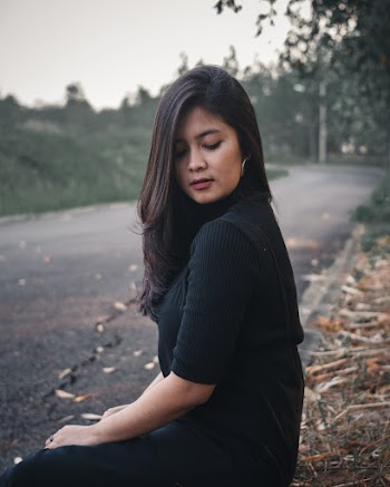 Shallow Focus Photo of Woman in Black Quarter-sleeved Shirt