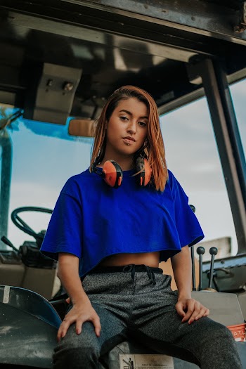 Shallow Focus Photo of Woman in Blue Crew-neck Crop-top T-shirt