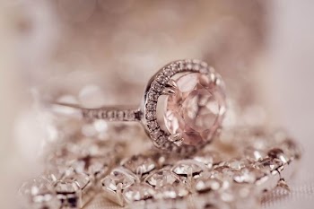 shallow focus photography of beige gemstone