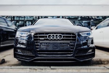 shallow focus photography of black Audi sedan