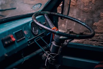 shallow focus photography of black steering wheel