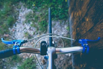 shallow focus photography of blue and gray bicycle