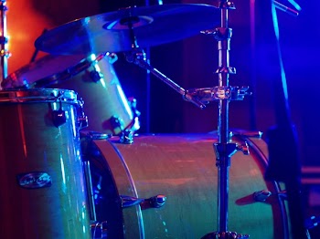 Shallow Focus Photography of Brown Drum Set