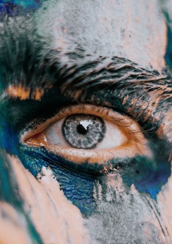 shallow-focus photography of man eye