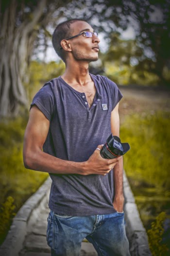 Shallow Focus Photography of Man Wearing Gray T-shirt Holding Dslr Camera Lens