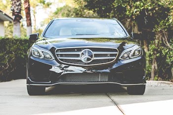 shallow focus photography of Mercedes-Benz car