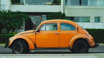 shallow focus photography of orange Volkswagen Beetle