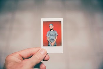 shallow focus photography of photo of man