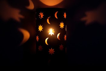 shallow focus photography of shadow lamp