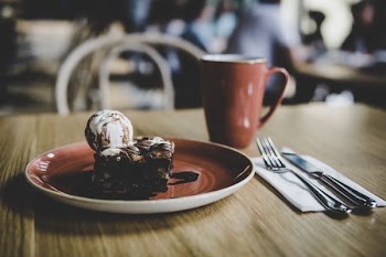shallow focus photography of sliced cake