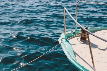 shallow focus photography of white boat