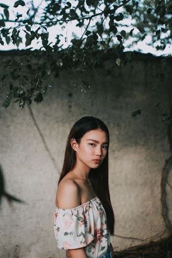 shallow focus photography of woman standing outdoors