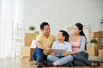 Sharing design ideas with family Free Photo