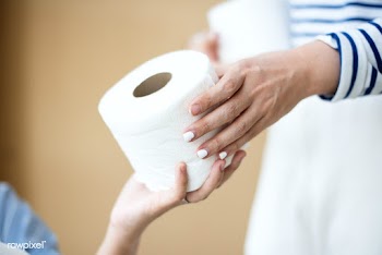 Sharing toilet paper during coronavirus pandemic | Free  photo - 2293535