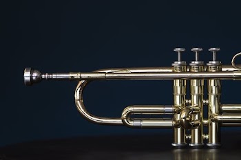 Shiny Trumpet Musical Instrument With Valves And Mouthpiece