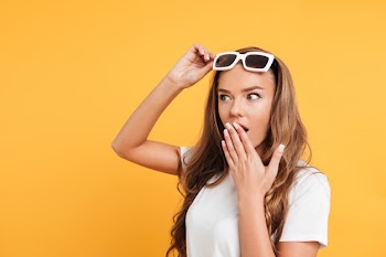 Shocked pretty young woman standing isolated Free Photo