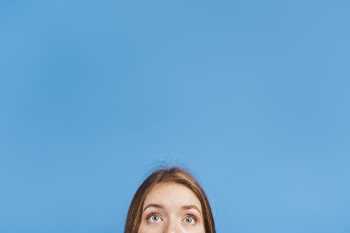 Shocked woman with copy space Free Photo