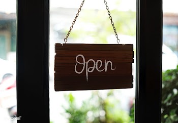 Shop open wooden sign mockup | Free stock psd mockup - 525171
