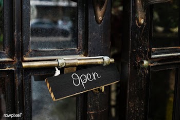 Shop open wooden sign mockup | Free stock psd mockup - 525412