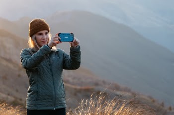 Shot this while on my last journey to Queenstown. @Makailynn is an influencer and producer who joined us on this trip. I was down below her on the hillside when I looked up to see her shooting this sunrise. With the sun to her back, the light cast a light golden glow that I found inspiring.