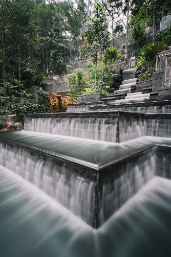 Shot with a 10-stop ND filter. I believe that this angle is now currently unattainable because the Jewel management have permanently put in place a sign at the exact spot that I set up my tripod.